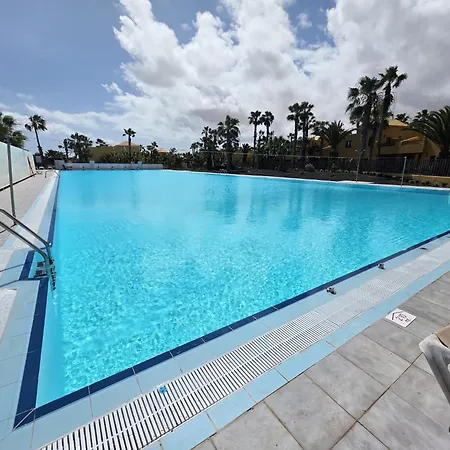 Golden Dream, Swimming Pool And Parking Κοραλέχο