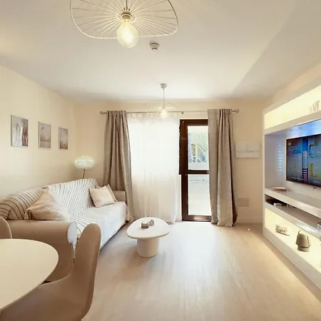 Golden Dream, Swimming Pool And Parking Semesterbostad *